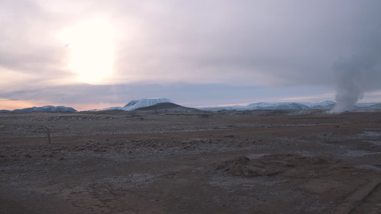 Volcanic plain with mountains and steam vents, Hveravellir, Iceland.