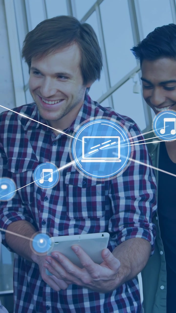 Video verticale: Sviluppatore che tocca un tablet, icone blu si accendono riempiendo lo schermo, oscurando il team, sincronizzando