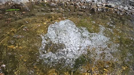 Ein-Kleiner-Brunnen-Im-Sauerlandpark-Hemer-In-Superzeitlupe