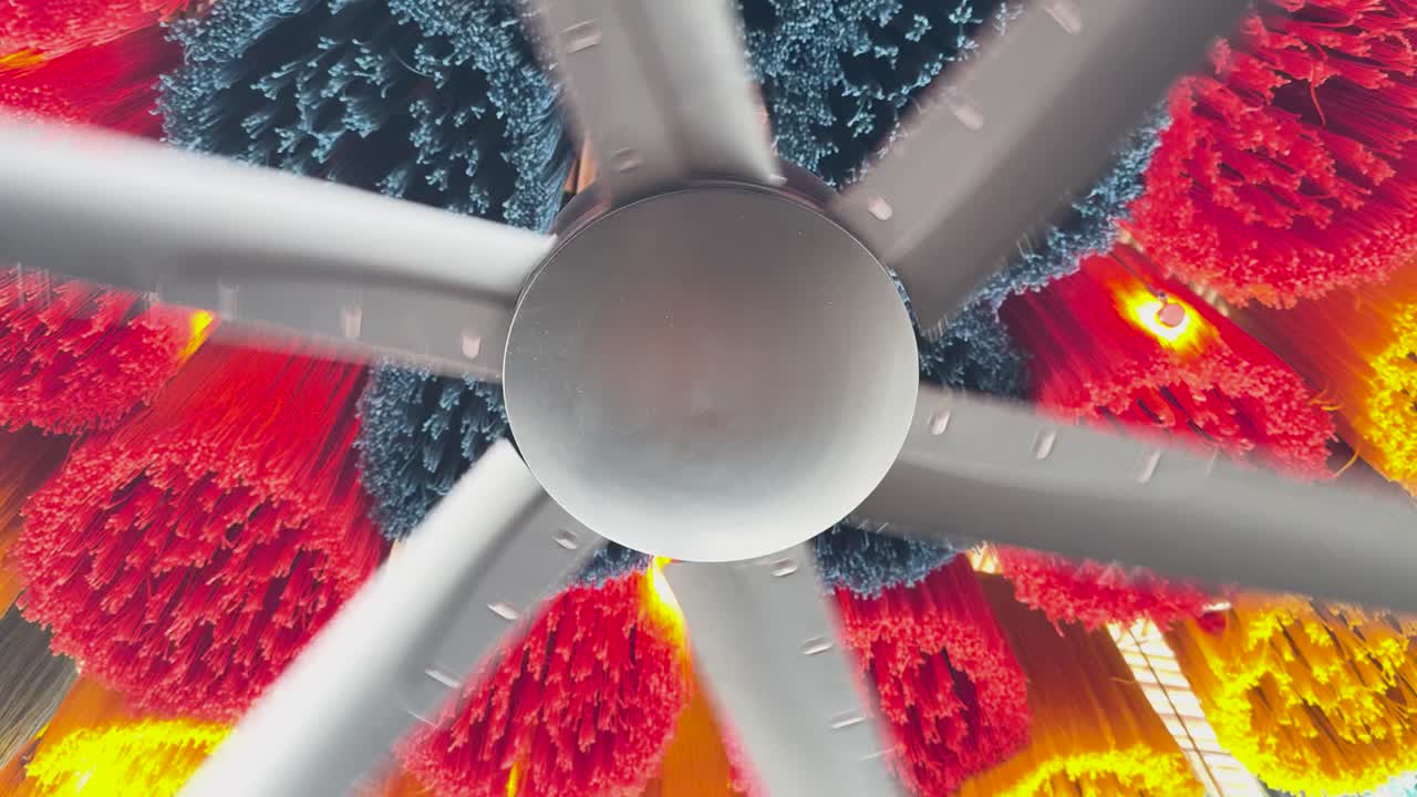 천장 팬은 다채롭고 질감있는 장식 위에 회전하여 현대적인 인테리어 공간에서 역동적이고 활기찬 분위기를 만니다.