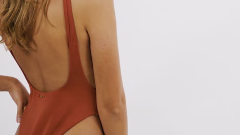 joven rubia posando en traje de bikini