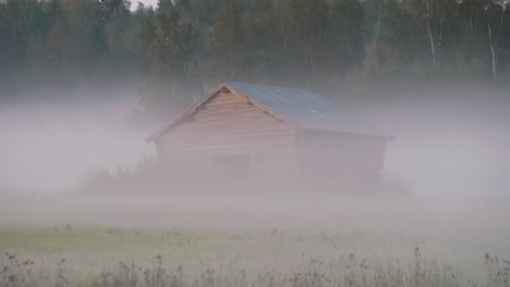 Antiguo-Granero-Rural-Rústico-En-Niebla-Y-Niebla-En-Movimiento-En-Tierras-De-Cultivo-Desiertas-Escénicas