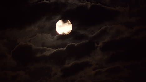 Luna-Saliendo-A-Través-De-Las-Nubes-Time-lapse