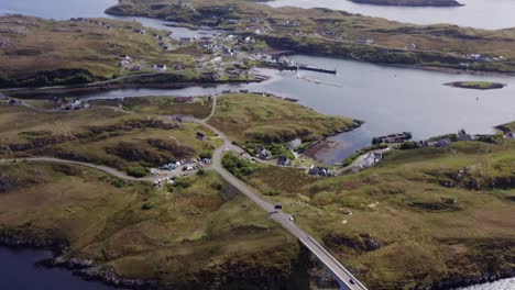 Disparo-De-Un-Dron-Desde-El-Pueblo-Hasta-El-Puente-En-La-Isla-De-Scalpay,-Una-Isla-Cerca-De-Las-Islas-De-Harris-Y-Lewis-En-Las-Hébridas-Exteriores-De-Escocia.