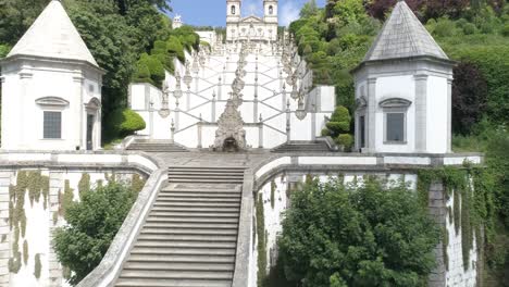 el santuario portugués bom jesus do monte braga fue fotografiado desde el aire.