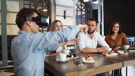 grupo de jóvenes empresarios en una reunión con auriculares vr