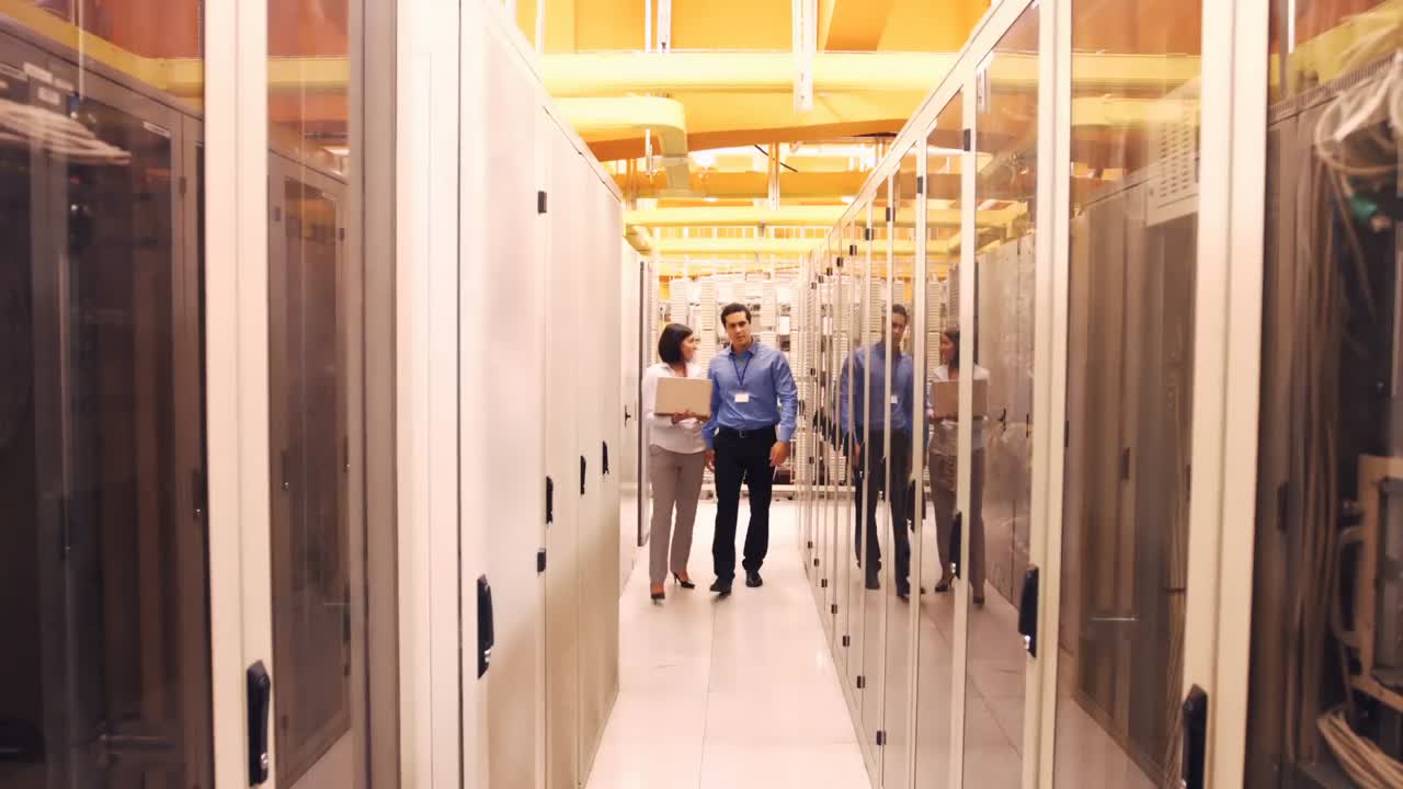 técnicos discutiendo sobre la computadora portátil