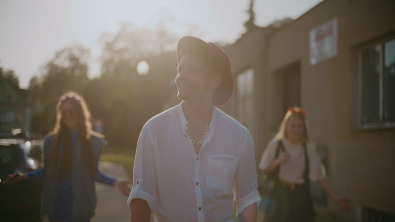 야외 에서 빛 을 즐기는 친구 들 의 모임