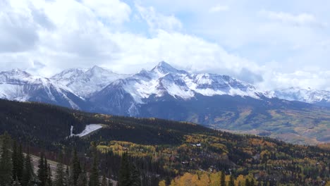 Majestuoso-Pico-De-Montaña-Nevado-En-El-Horizonte-Y-Paisaje-Otoñal-De-Montañas-Rocosas,-Colorado