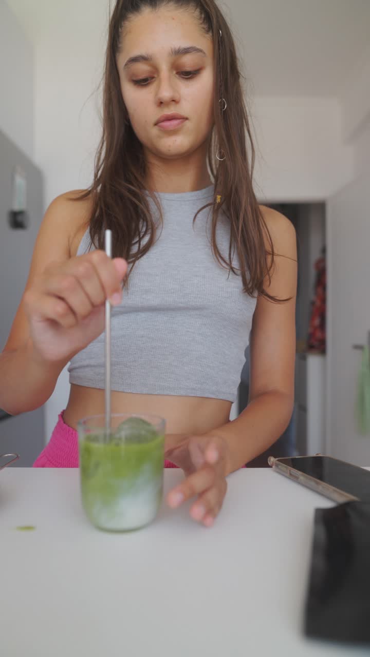 Donna che prepara un Matcha Latte.