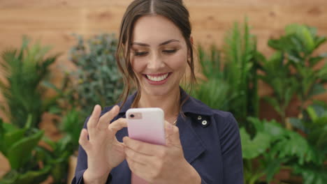 retrato de una joven hermosa mujer caucásica sonriendo feliz enviando mensajes de texto navegando usando una aplicación de redes sociales de teléfono inteligente disfrutando de la tecnología móvil