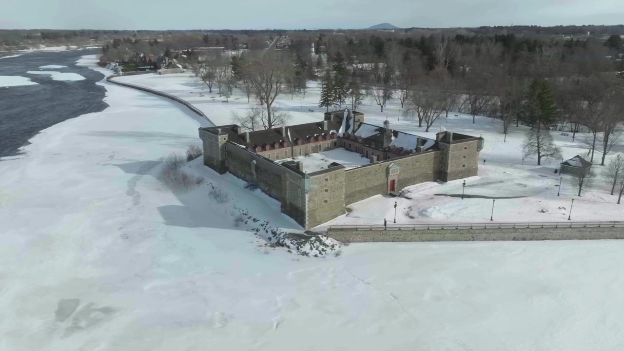 Drone Sobrevoando o Forte Chambly em Quebec, Canadá, em um Dia Ensolarado, Revelando o Castelo do Rio à Entrada Principal
