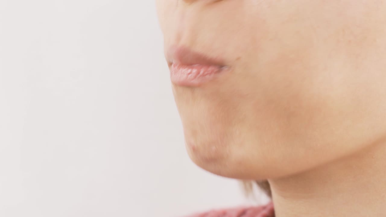 녹색 사과를 먹는 여성의 클로즈업 초상화. 과일을 먹으세요.