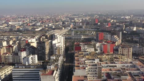 Toma-Aérea-De-Casablanca-Con-Vistas-A-La-Estación-De-Tren-Casavoyageurs