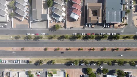 Blick-Von-Oben-Auf-Eine-Tropisch-Aussehende-Autobahn-Mit-Etwas-Verkehr-Und-Palmen-An-Der-Seite