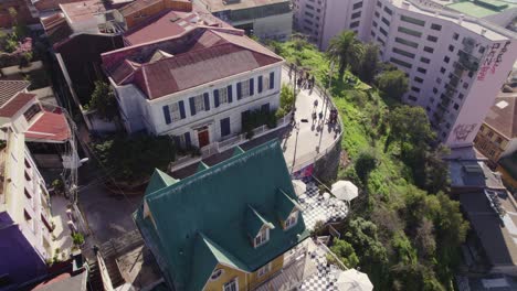 Aerial-Overhead-View-Of-Hotel-Manoir-Atkinson-And-Hotel-Brighton-Beside-Mirador-Paseo-Atkinson-In-Valparaíso,-Chile