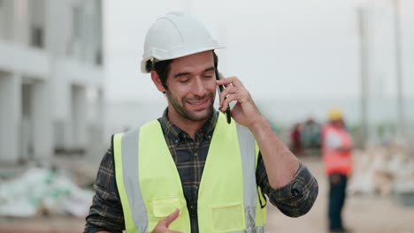 ingeniero civil profesional o contratista o capataz trabaja en el sitio de construcción de viviendas, caminando y usando el teléfono inteligente hablando con el equipo sobre la forma de trabajo o hablando con la sociedad sobre el progreso del proyecto.