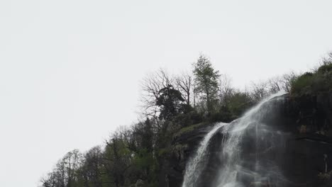 süßwasser des wildbachs acquafraggia, der senkrecht vom rand felsiger, steiler berge in valchiavenna, italien, fällt