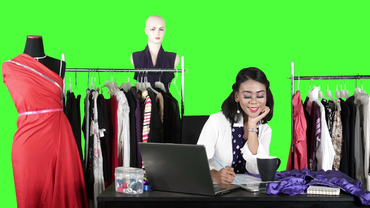 costurera dibujando un boceto para un nuevo vestido