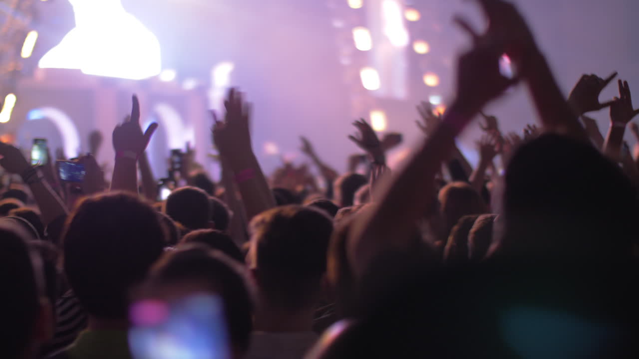 público emocionado del concierto y luces brillantes del escenario