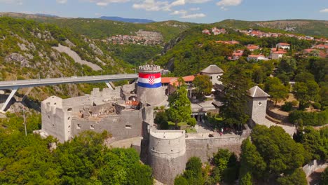 el dron vuela bajo sobre las torres del castillo, dando una vista de cerca de su intrincada arquitectura medieval y características conservadas