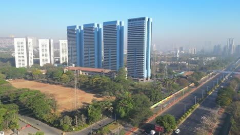 Eastern-Express-Highway-Vikhroli-Osten-Zur-Zentralen-Eisenbahnstrecke-Vogelperspektive-Vikhroli-Mumbai-Blüten-In-Indien-Draufsicht-Drohne-Godrej