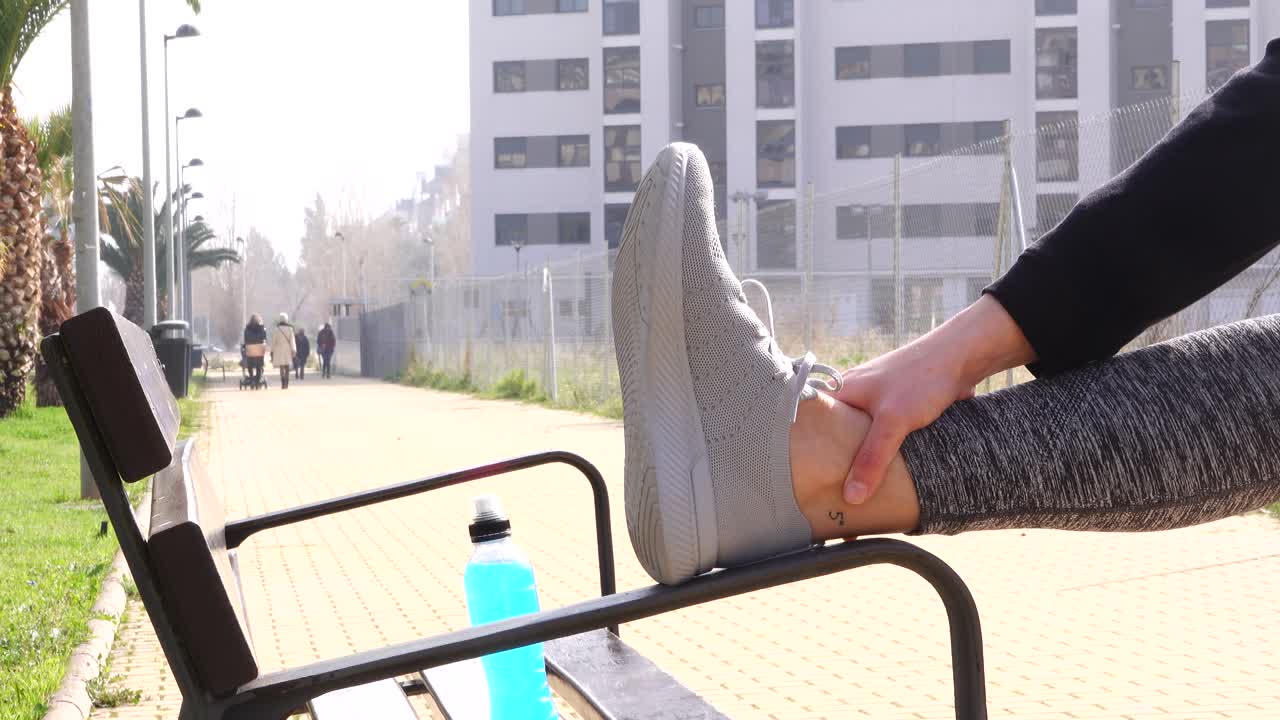 달리기 후 거리 벤치에서 스트레칭을 하는 여자