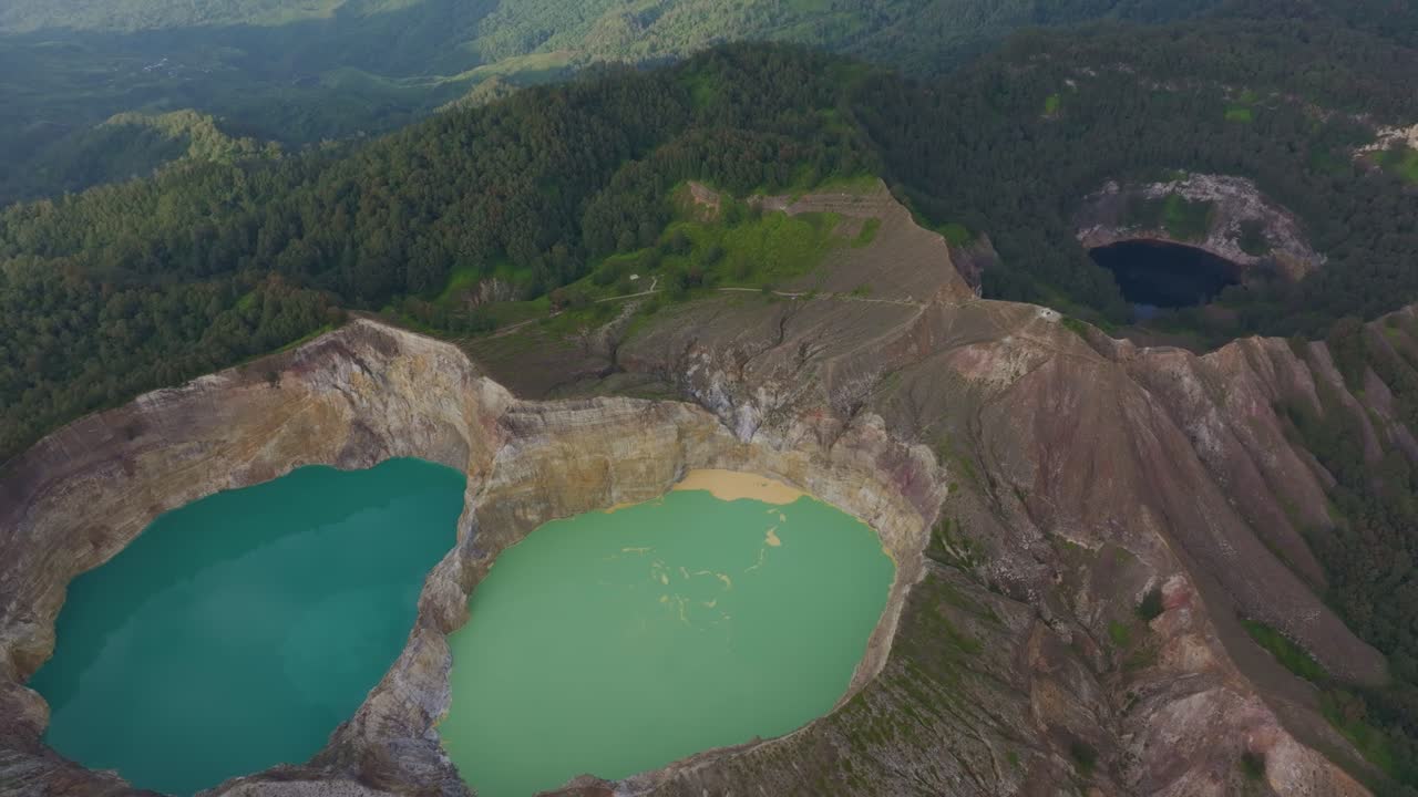 Flygvy över Kelimutu-vulkanens mångfärgade kratersjöar