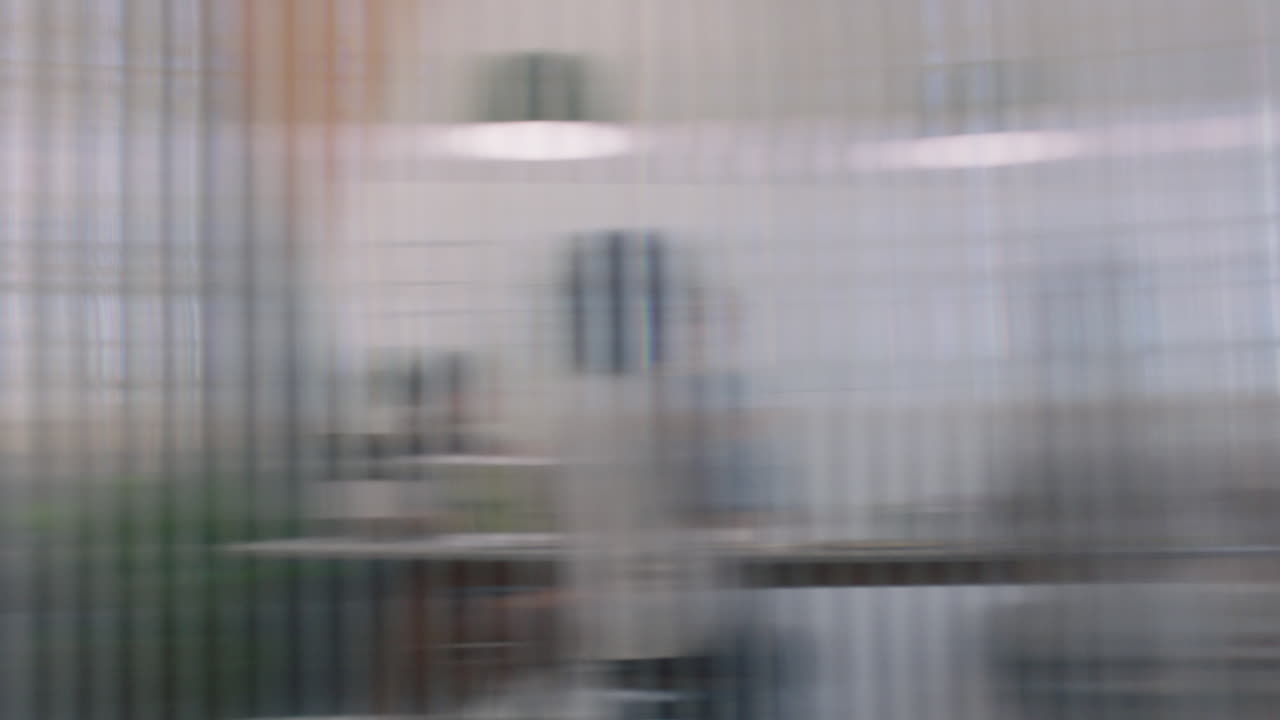 전문 사업가 들 이 회의실 에서 모여 브레인 스토밍 하고 팀 관리자 들 이 사무실 에서 금융 그래프 데이터 를 사용 하여 프로젝트 에 대한 창의적 인 아이디어 를 제시 하고 있다