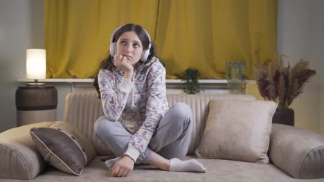 Mujer-Joven-Deprimida-Escuchando-Música-En-Casa-Por-La-Noche.