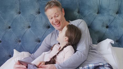 padre y hija felices usando teléfono móvil 4k