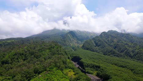 Vista-Aérea-De-La-Montaña-Con-Vegetación-Forestal-Y-Valles-Fluviales-En-La-Ladera-En-Tiempo-Nublado