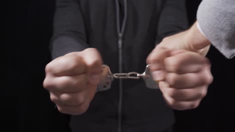 esposando al criminal.
