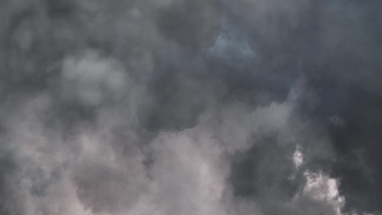 어두운 하늘에서 번개 날씨의 시각 4k