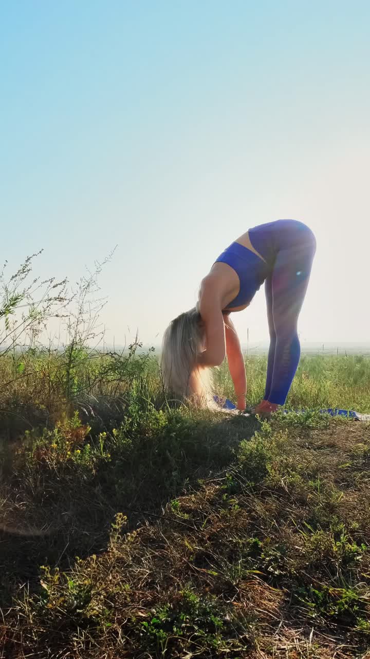 mujer practicando yoga al aire libre