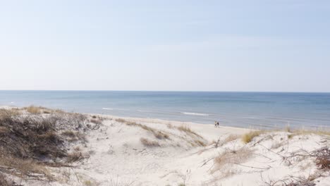 Zwei-Wanderer,-Die-Am-Strand-Entlang-An-Der-Ostsee-Spazieren-Gehen