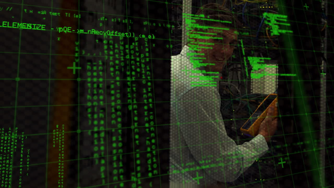 animação de processamento de dados sobre homem caucasiano na sala de servidores