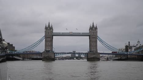 Blick-Auf-Die-London-Bridge-Von-Einem-Boot-Auf-Der-Themse