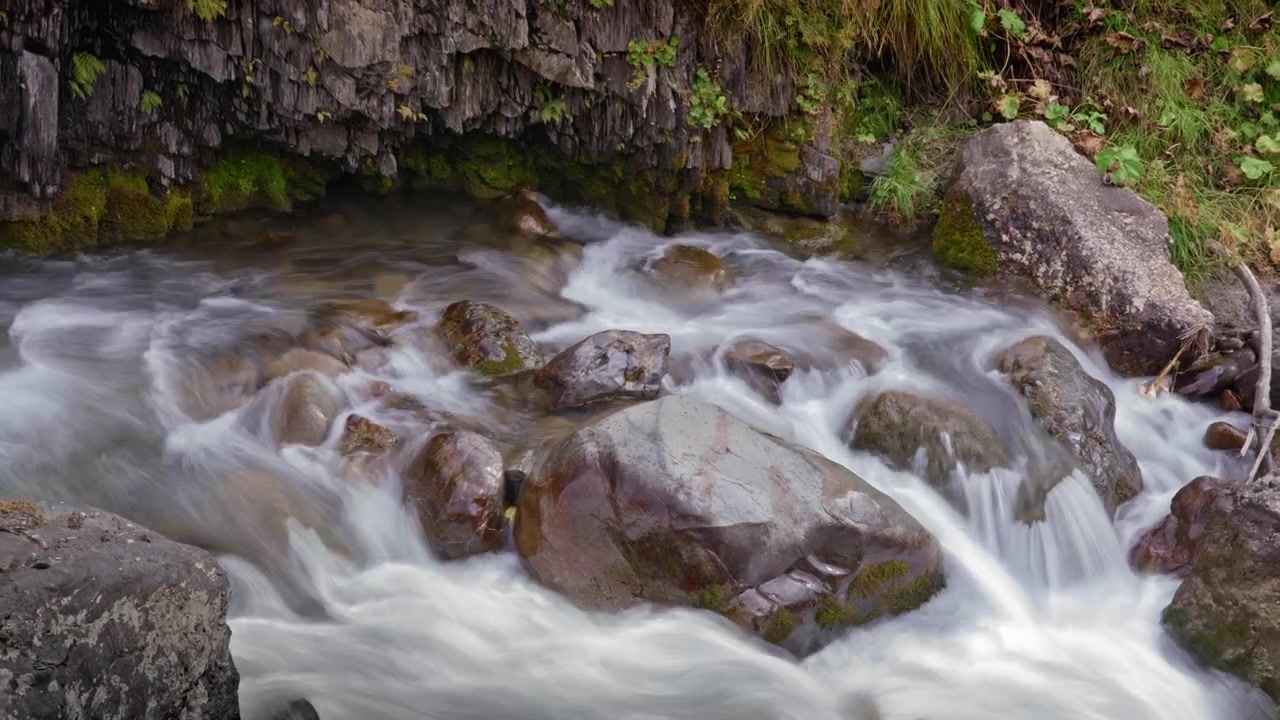Timelapse di ruscello che scorre tra le pietre
