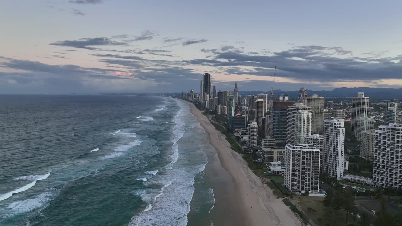costa dorada, paraíso de los surfistas, queensland, australia, dron, hermosos colores mientras el sol se pone