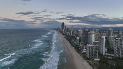 Goldküste,-Surferparadies,-Queensland,-Australien,-Drohne,-Wunderschöne-Farben-Bei-Sonnenuntergang