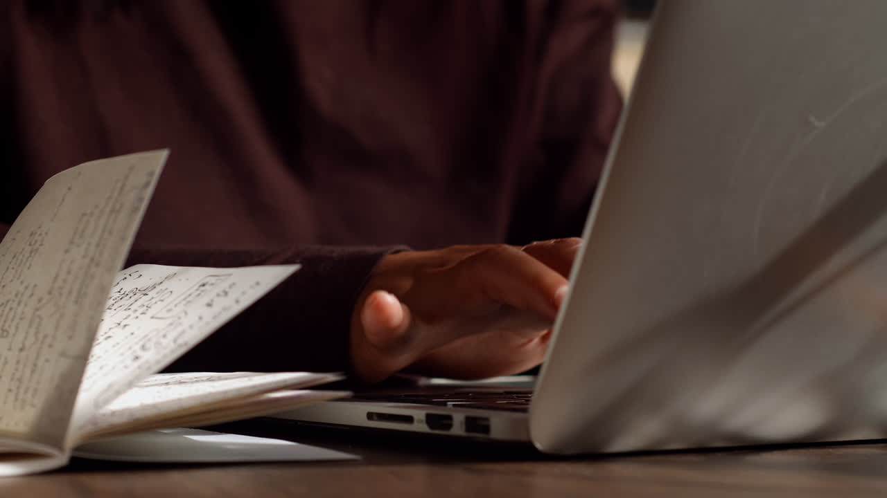 一個女人在筆記型電腦上打字,在家工作