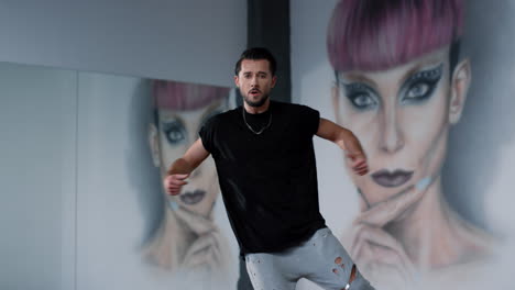 Bailarín-Sonriente-Practicando-En-Clase.-Hermoso-Hombre-Bailando-En-El-Espacio-Moderno.