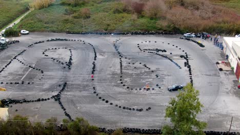 automóvil bmw a la deriva en la isla de corfú, grecia