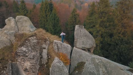 Junger-Mann-Auf-Dem-Hügel-Eines-Berges.-Geschäftsmann.-Bräutigam.-Bräutigam.-Antenne