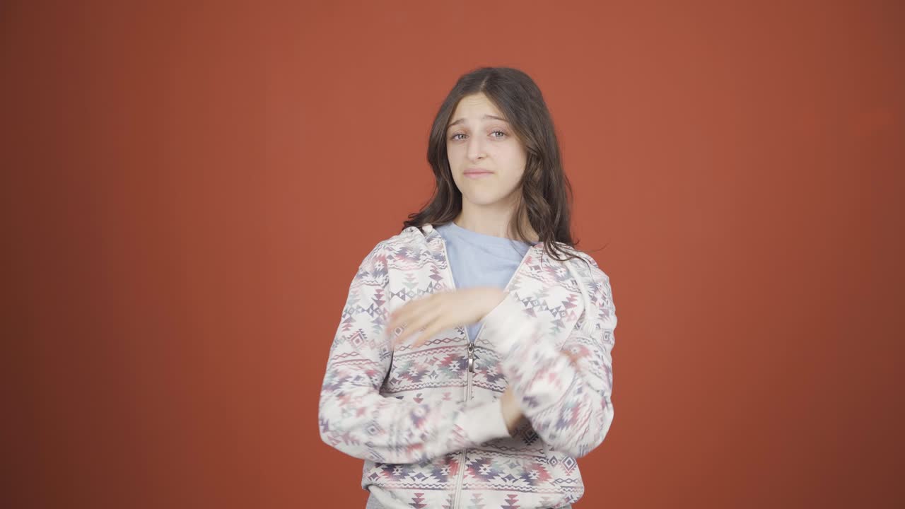 자만심 많은 오만한 젊은 여자.