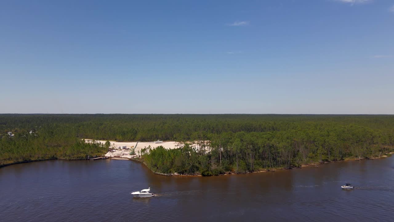 Ripresa aerea di una baia e di un fiume con barche