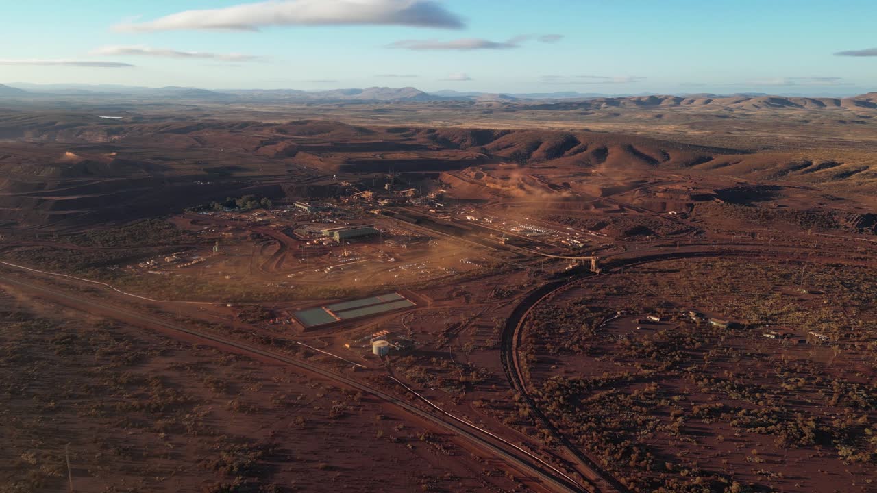 vista de drones de 4k60 de la mina de mineral de hierro en la industria minera de australia
