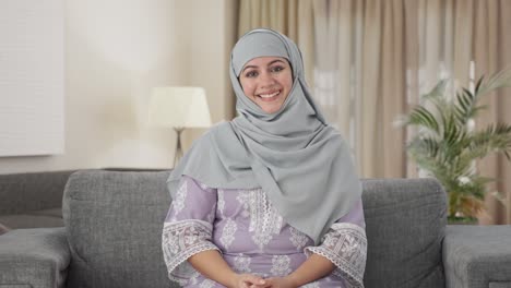 mujer musulmana feliz saludando con adaab