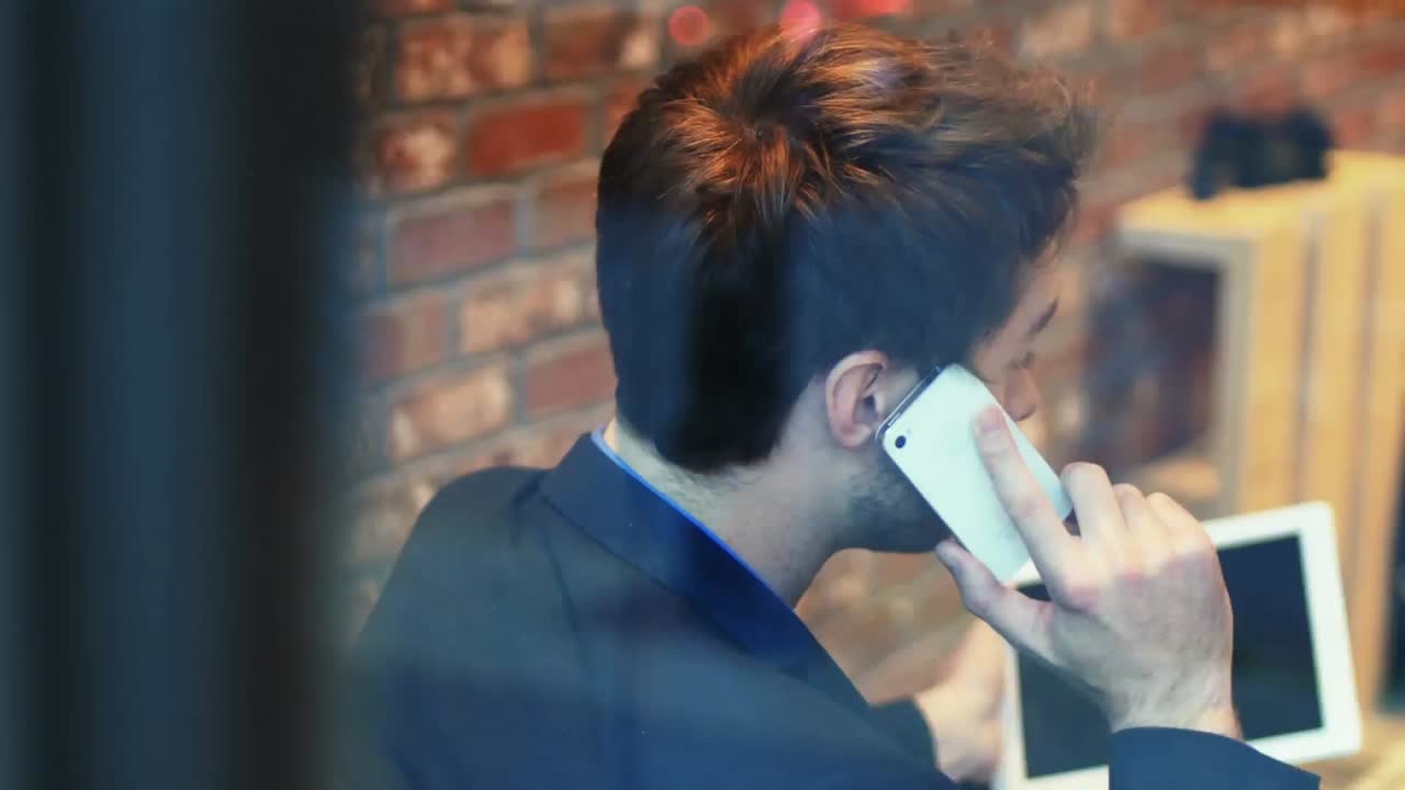 디지털 아이콘과 스마트 폰으로 말하는 사람